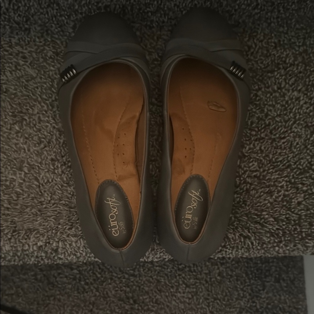 Women's Gray Flats